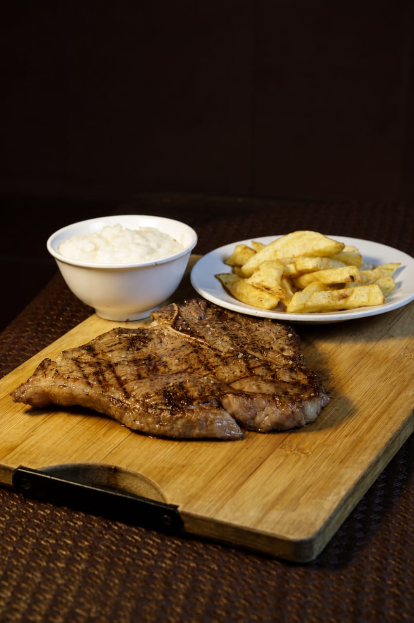 Churrasco a la brasa servido en tabla de madera