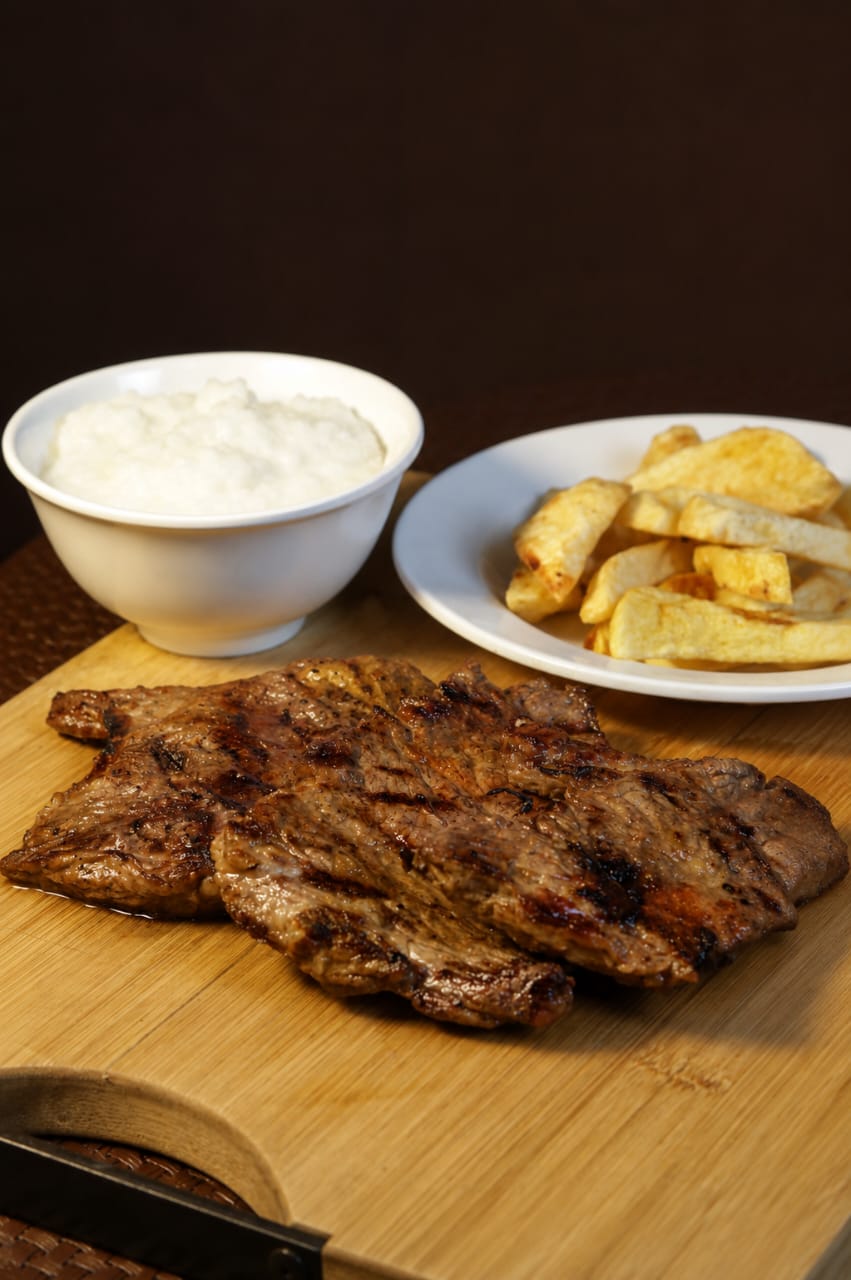 Carne a la parrilla lista para servir en Parrillín